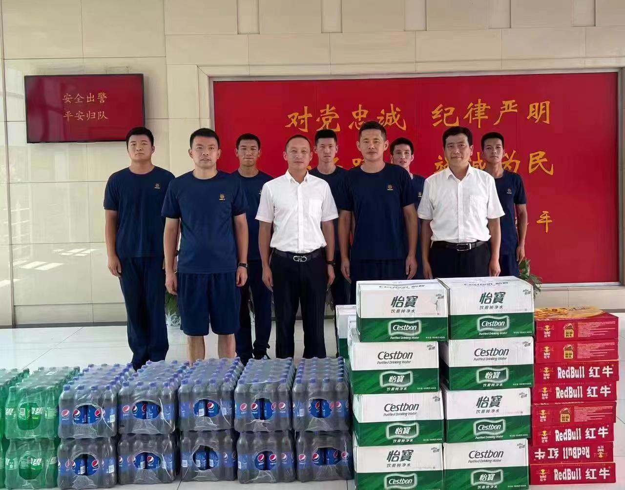 2022年7月，兴华港口党支部组织开展慰问滨江消防救援站官兵活动